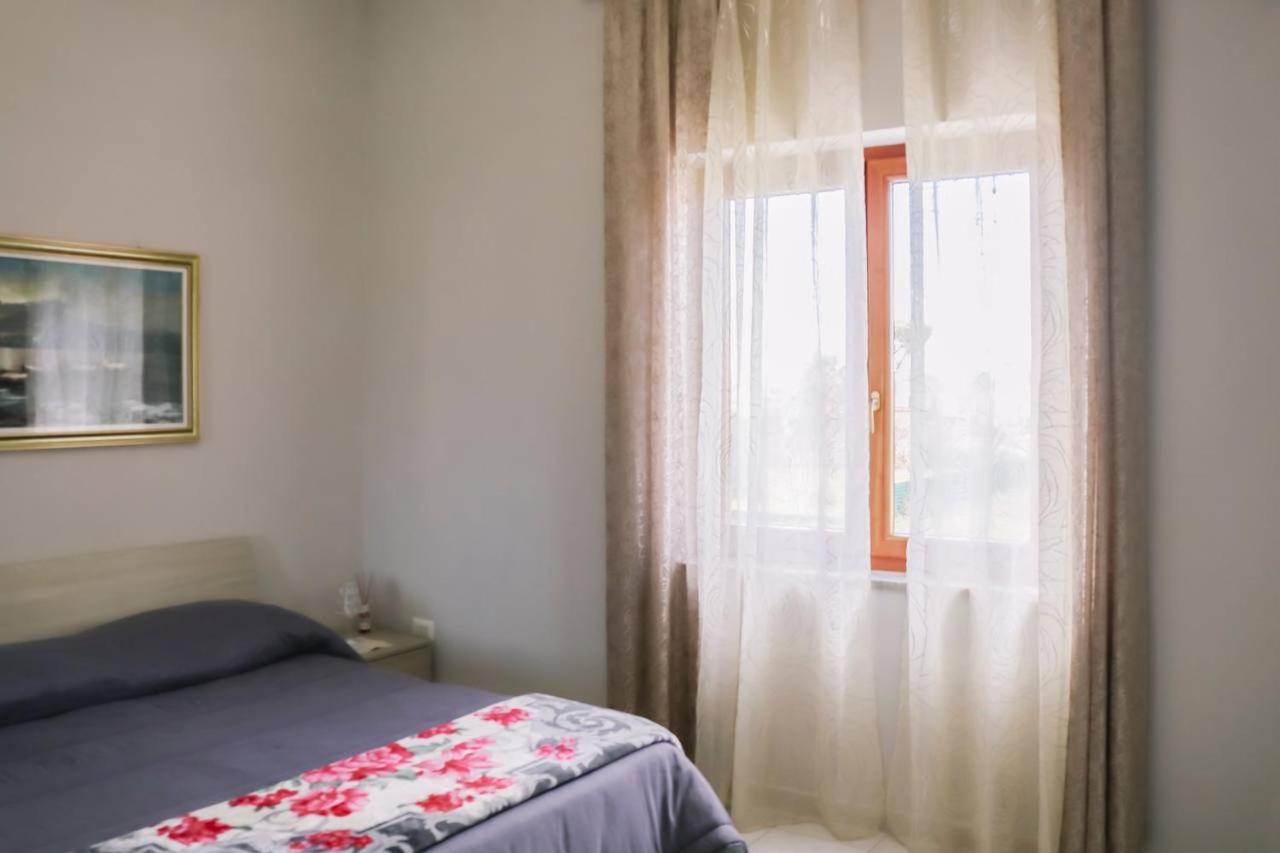 Holiday-Caroline Apartment بومبيي المظهر الخارجي الصورة